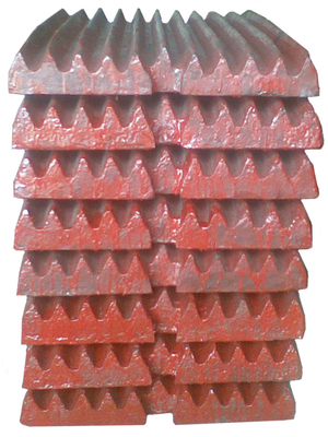 La mâchoire rouge de extraction de concasseur de pierres de la mâchoire Mn13Cr2 plaquent la surface douce